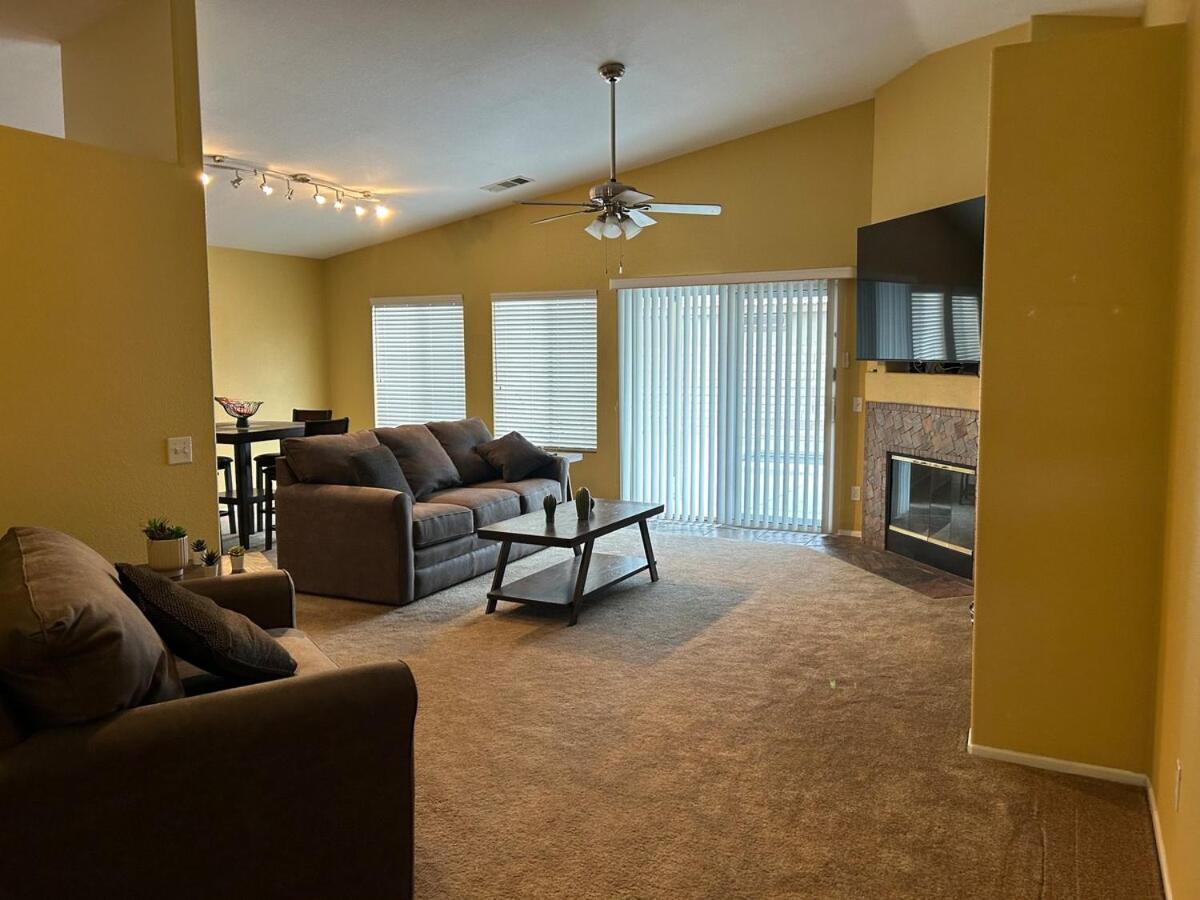 Walking Distance To Stagecoach Villa Indio Exteriör bild